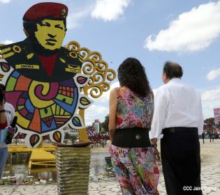 Daniel y Rosario rinden homenaje a Chávez