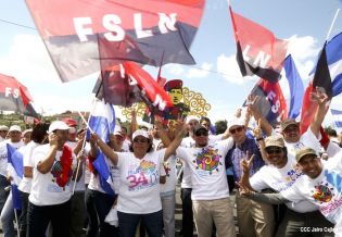 Daniel y Rosario rinden homenaje a Chávez