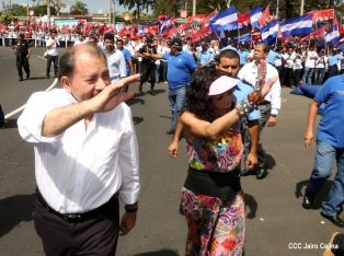Daniel y Rosario rinden homenaje a Chávez