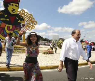 Daniel y Rosario rinden homenaje a Chávez