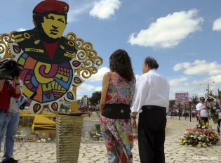 Daniel y Rosario rinden homenaje a Chávez