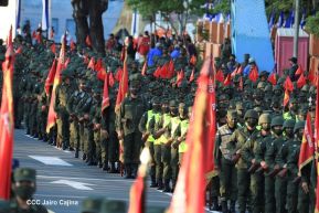 Desfile Pueblo-Ejército conmemorando 42 Años de Amor a la Patria