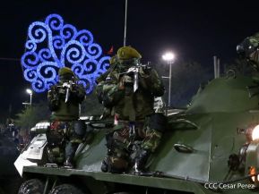 Desfile Pueblo-Ejército conmemorando 42 Años de Amor a la Patria