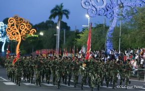 Desfile Pueblo-Ejército conmemorando 42 Años de Amor a la Patria