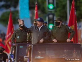 Desfile Pueblo-Ejército conmemorando 42 Años de Amor a la Patria