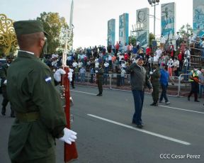 Desfile Pueblo-Ejército conmemorando 42 Años de Amor a la Patria