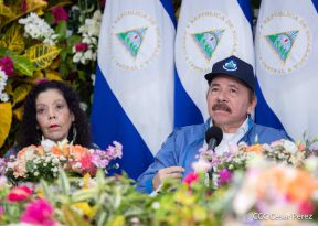 Presidente-Comandante Daniel en comunicación con las Familias Nicaragüenses
