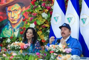 Presidente-Comandante Daniel en comunicación con las Familias Nicaragüenses