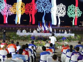 250 Buses Nuevos para el Pueblo: Obras de Amor, Obras de Buen Corazón 