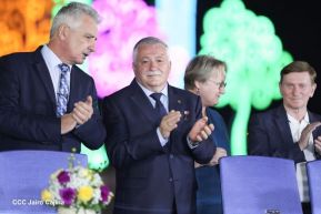 250 Buses Nuevos para el Pueblo: Obras de Amor, Obras de Buen Corazón 