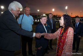 250 Buses Nuevos para el Pueblo: Obras de Amor, Obras de Buen Corazón 