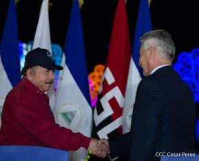 250 Buses Nuevos para el Pueblo: Obras de Amor, Obras de Buen Corazón 