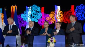 250 Buses Nuevos para el Pueblo: Obras de Amor, Obras de Buen Corazón 