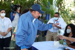 Presidente Daniel Ortega y Compañera Rosario Murillo ejercen su derecho al voto