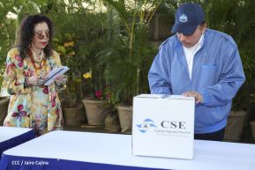 Presidente Daniel Ortega y Compañera Rosario Murillo ejercen su derecho al voto