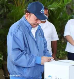Presidente Daniel Ortega y Compañera Rosario Murillo ejercen su derecho al voto