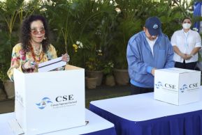 Presidente Daniel Ortega y Compañera Rosario Murillo ejercen su derecho al voto