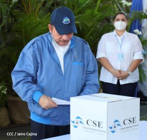 Presidente Daniel Ortega y Compañera Rosario Murillo ejercen su derecho al voto