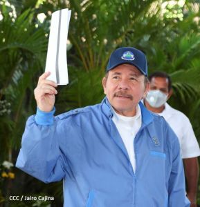 Presidente Daniel Ortega y Compañera Rosario Murillo ejercen su derecho al voto