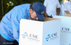 Presidente Daniel Ortega y Compañera Rosario Murillo ejercen su derecho al voto