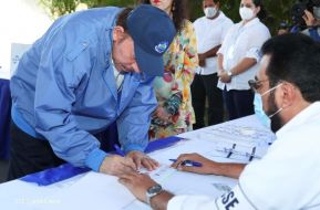 Presidente Daniel Ortega y Compañera Rosario Murillo ejercen su derecho al voto