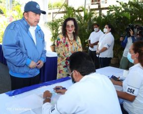 Presidente Daniel Ortega y Compañera Rosario Murillo ejercen su derecho al voto