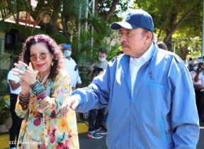 Presidente Daniel Ortega y Compañera Rosario Murillo ejercen su derecho al voto