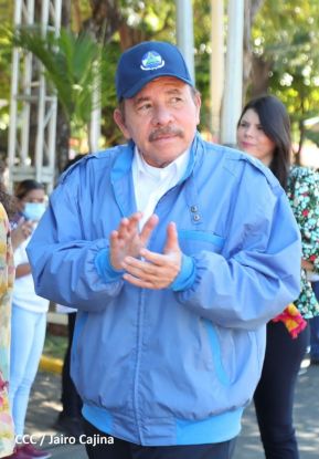 Presidente Daniel Ortega y Compañera Rosario Murillo ejercen su derecho al voto