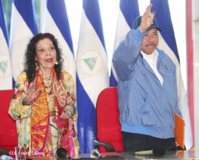 Presidente Daniel Ortega y Compañera Rosario Murillo ejercen su derecho al voto