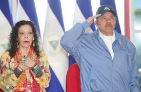 Presidente Daniel Ortega y Compañera Rosario Murillo ejercen su derecho al voto