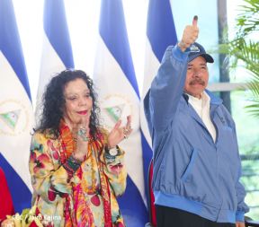 Presidente Daniel Ortega y Compañera Rosario Murillo ejercen su derecho al voto