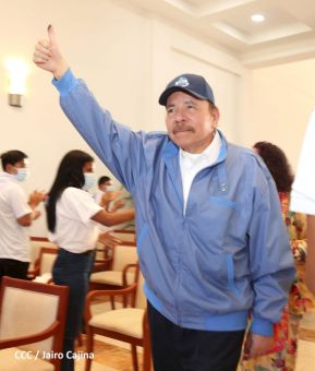 Presidente Daniel Ortega y Compañera Rosario Murillo ejercen su derecho al voto
