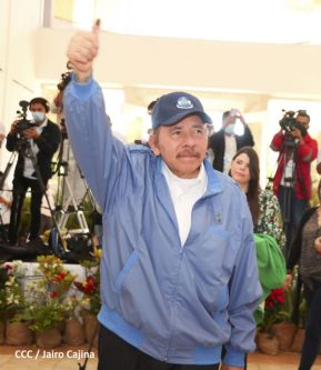 Presidente Daniel Ortega y Compañera Rosario Murillo ejercen su derecho al voto