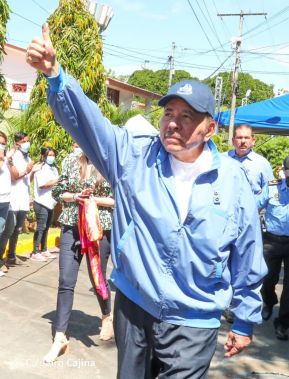 Presidente Daniel Ortega y Compañera Rosario Murillo ejercen su derecho al voto