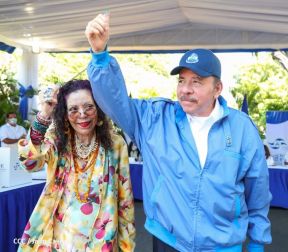 Presidente Daniel Ortega y Compañera Rosario Murillo ejercen su derecho al voto