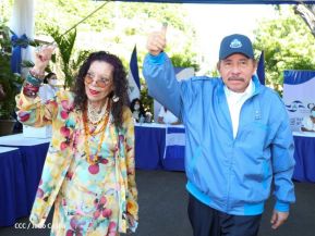 Presidente Daniel Ortega y Compañera Rosario Murillo ejercen su derecho al voto