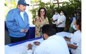 Presidente Daniel Ortega y Compañera Rosario Murillo ejercen su derecho al voto