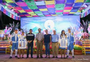 Familias disfrutan ambientes mariano y navideño en Avenida Bolívar y Plaza de la Revolución