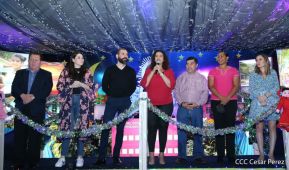 Familias disfrutan ambientes mariano y navideño en Avenida Bolívar y Plaza de la Revolución