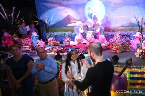 Familias disfrutan ambientes mariano y navideño en Avenida Bolívar y Plaza de la Revolución