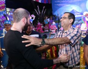 Familias disfrutan ambientes mariano y navideño en Avenida Bolívar y Plaza de la Revolución