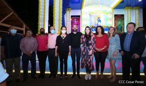 Familias disfrutan ambientes mariano y navideño en Avenida Bolívar y Plaza de la Revolución