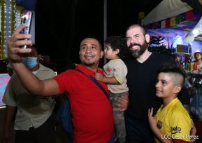 Familias disfrutan ambientes mariano y navideño en Avenida Bolívar y Plaza de la Revolución