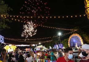 Familias disfrutan ambientes mariano y navideño en Avenida Bolívar y Plaza de la Revolución