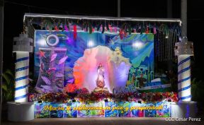 Familias disfrutan ambientes mariano y navideño en Avenida Bolívar y Plaza de la Revolución