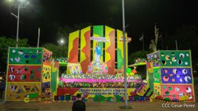Familias disfrutan ambientes mariano y navideño en Avenida Bolívar y Plaza de la Revolución