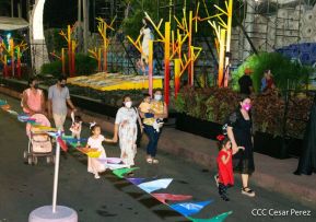 Familias disfrutan ambientes mariano y navideño en Avenida Bolívar y Plaza de la Revolución