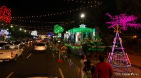 Familias disfrutan ambientes mariano y navideño en Avenida Bolívar y Plaza de la Revolución