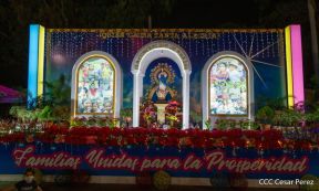 Familias disfrutan ambientes mariano y navideño en Avenida Bolívar y Plaza de la Revolución