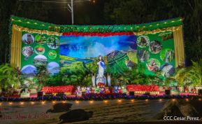 Familias disfrutan ambientes mariano y navideño en Avenida Bolívar y Plaza de la Revolución